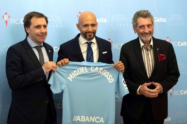 GRAF7747. VIGO (PONTEVEDRA) (ESPAÑA), 13/11/2018.- El entrenador portugués Miguel Cardoso (c), ha fichado con el celta de Vigo, acompañado de Carlos Mouriño (d) y Felipe miñanbres (i).- EFE/Salvador Sas