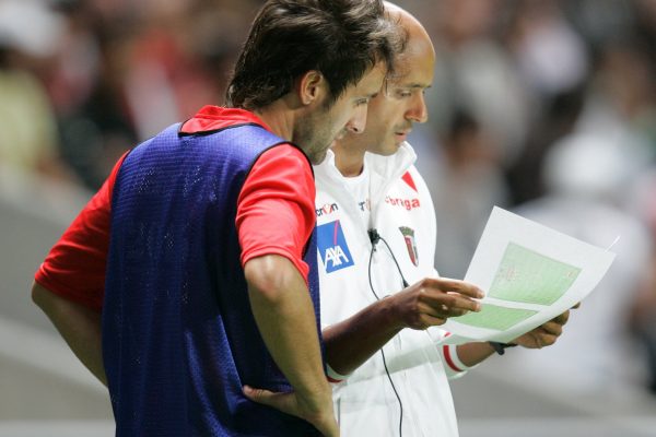 Giving instructions to Diogo Valente before entering a game - SC Braga
